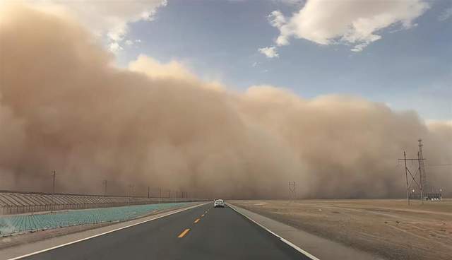 沙尘暴突袭甘肃敦煌<strong></p>
<p>正规交易原油平台</strong>，游客：百米高沙墙扑向公路，像是走进了末日小说