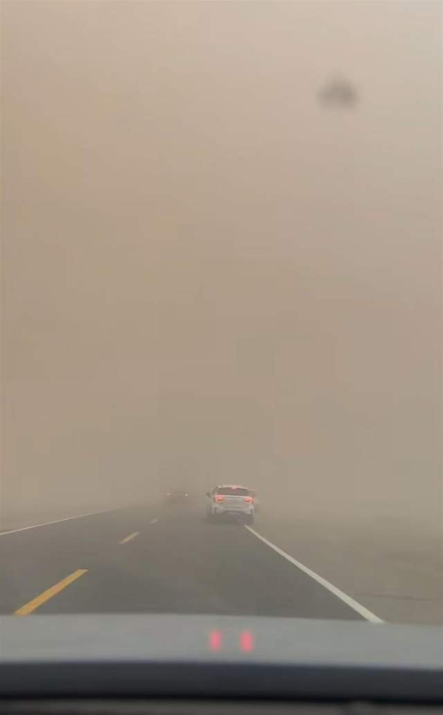 沙尘暴突袭甘肃敦煌<strong></p>
<p>正规交易原油平台</strong>，游客：百米高沙墙扑向公路，像是走进了末日小说