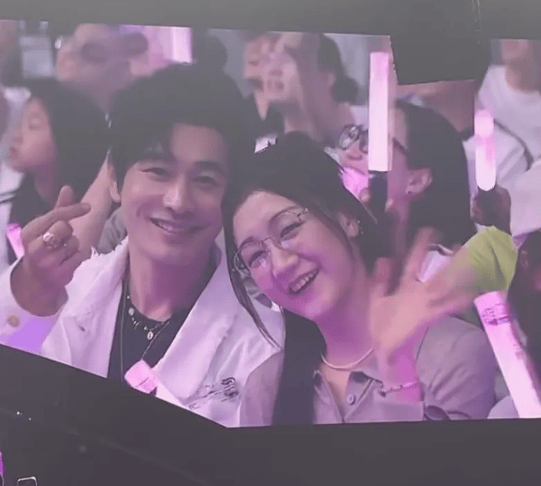 岳云鹏演唱会一幕刷屏：伴舞们是怎么忍住不笑的<strong></p>
<p>正规交易原油平台</strong>！