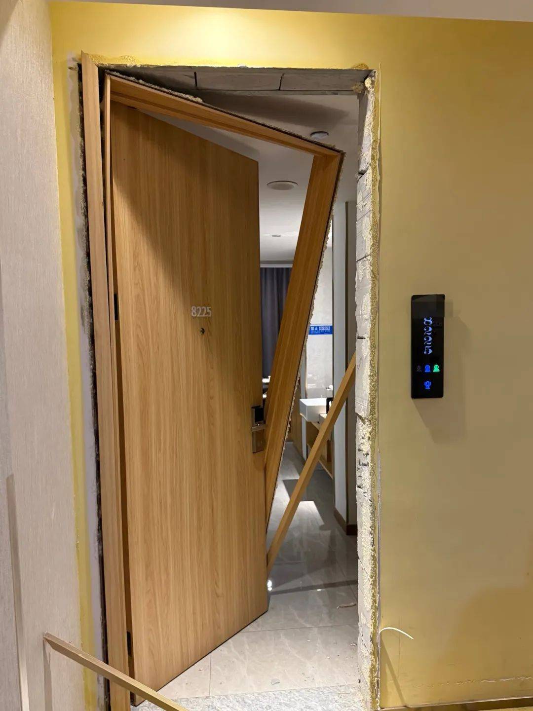 男子在杭州一酒店洗澡时被陌生人暴力闯入<strong></p>
<p>中原油田招聘信息</strong>，房间大门被踢烂，踹门男子怀疑前女友正在酒店与他人开房