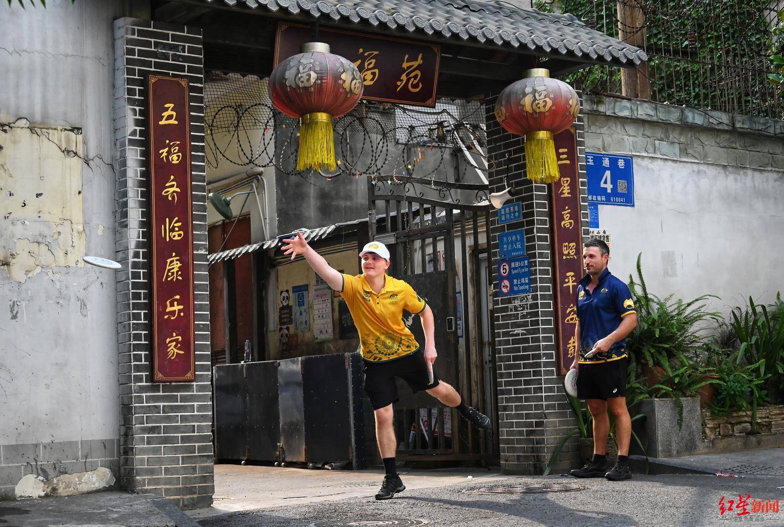 在成都的公园里<strong></p>
<p>原油运价指数</strong>，为世运会热身！澳大利亚掷准飞盘队特殊的赛前“体验”