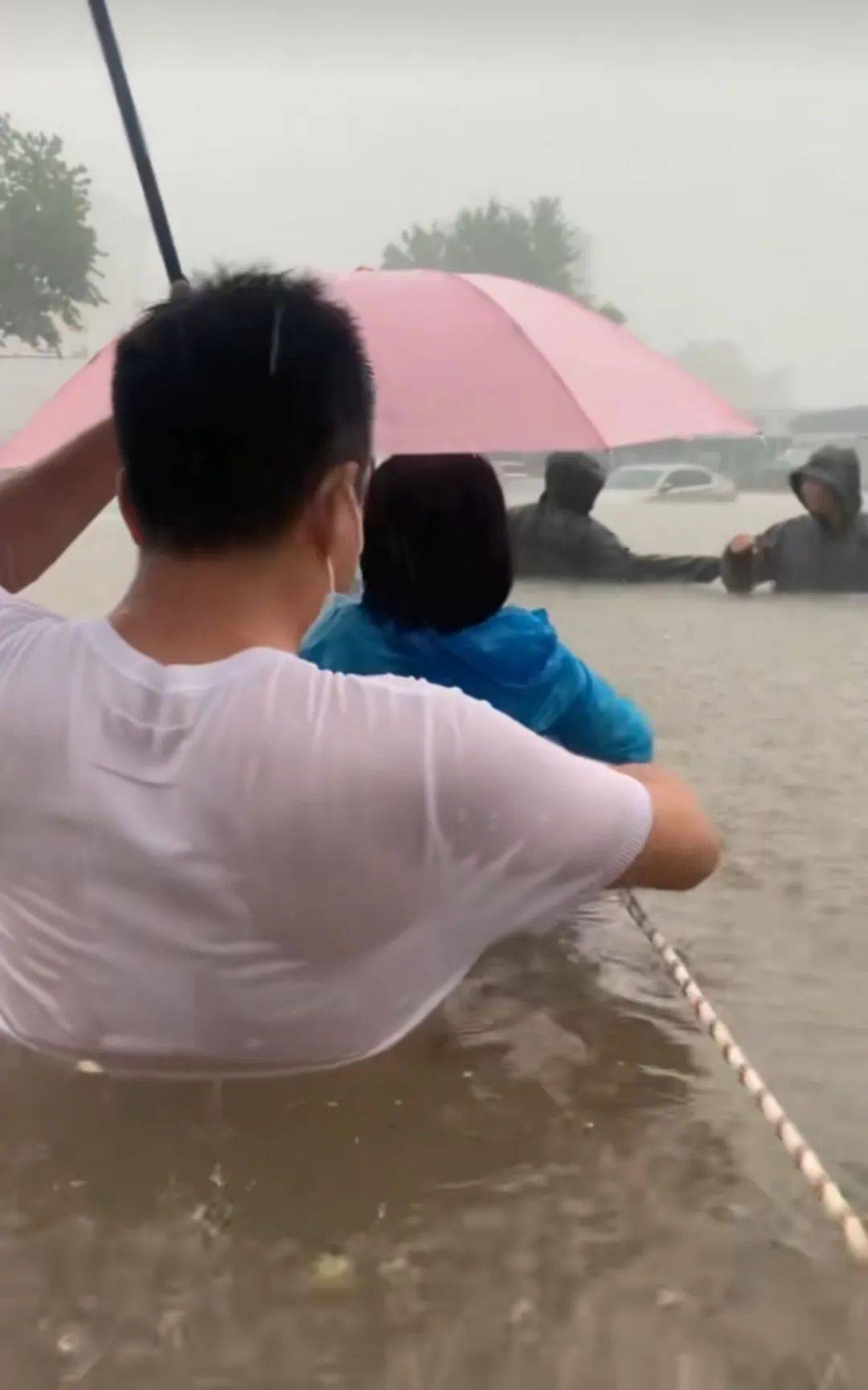 郑州暴雨致京广路隧道被淹<strong></p>
<p>原油交易中心</strong>，亲历者：车是飘起来的，很害怕，有人爬梯子离开 2021年也曾淹没多台车辆
