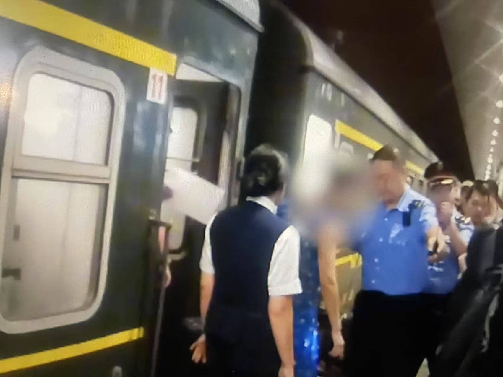 女子火车上“霸座”不听劝<strong></p>
<p>原油交易中心</strong>，抵达北京后行政拘留7天！