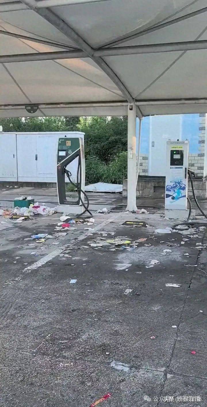 河北张家口一高速服务区垃圾成灾<strong></p>
<p>原油练</strong>，休息区桌椅上堆满泡面桶，官方回应