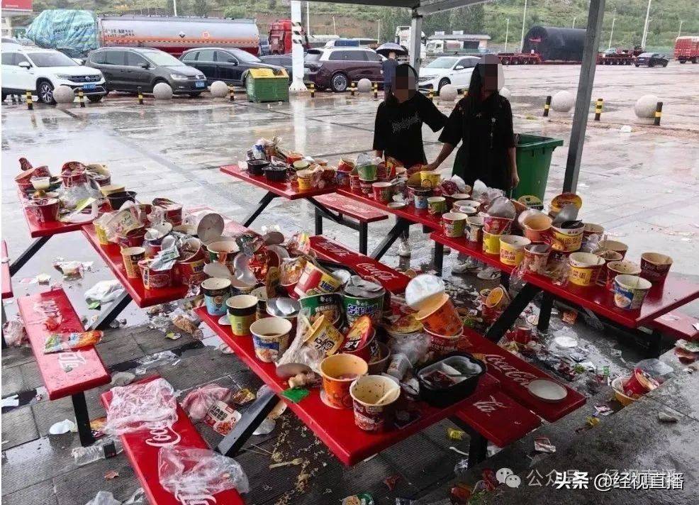 河北张家口一高速服务区垃圾成灾<strong></p>
<p>原油练</strong>，休息区桌椅上堆满泡面桶，官方回应