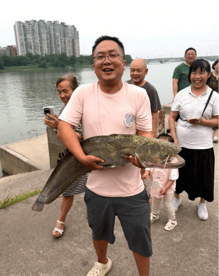 四川一男子钓1米长大鱼后放生<strong></p>
<p>原油实时行情走势</strong>，围观者高呼“卖给我”，回应：钓鱼是为娱乐