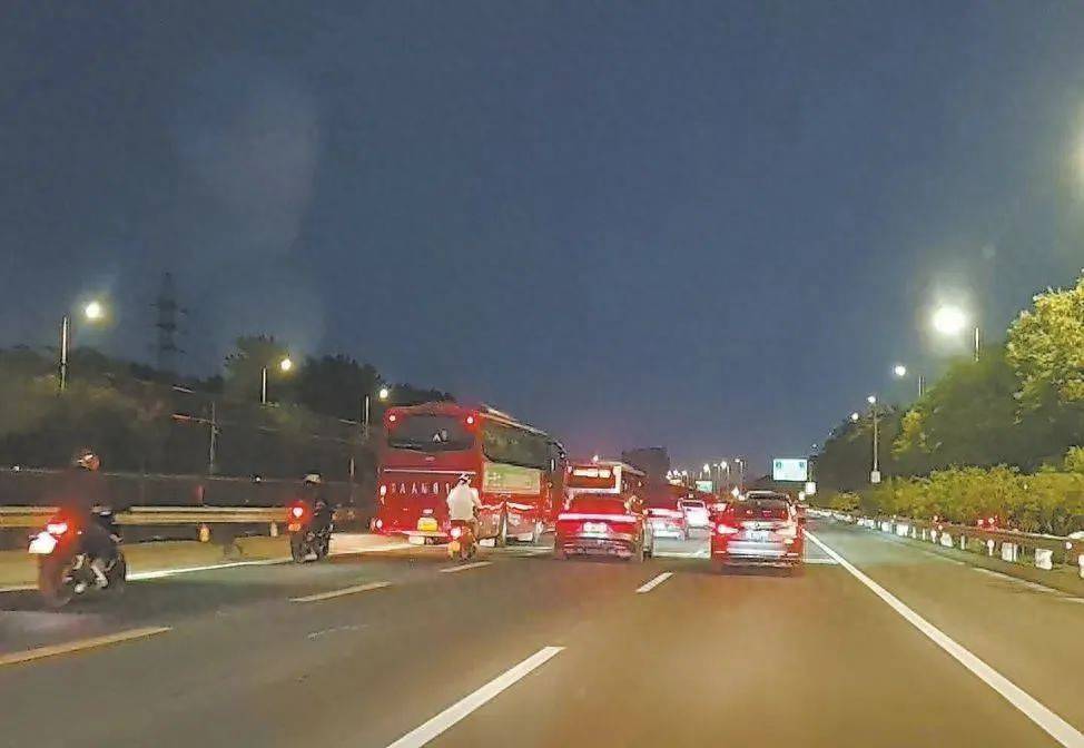 正在严查！京通快速路<strong></p>
<p>原油实时行情走势</strong>，半小时18辆摩托车违法行驶