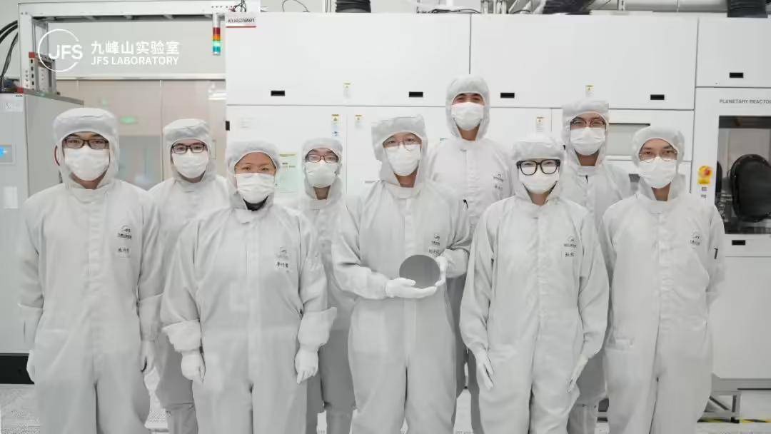 推动国产光芯片成本大降<strong></p>
<p>原油模拟</strong>，我国成功开发6英寸InP激光器与探测器外延工艺！