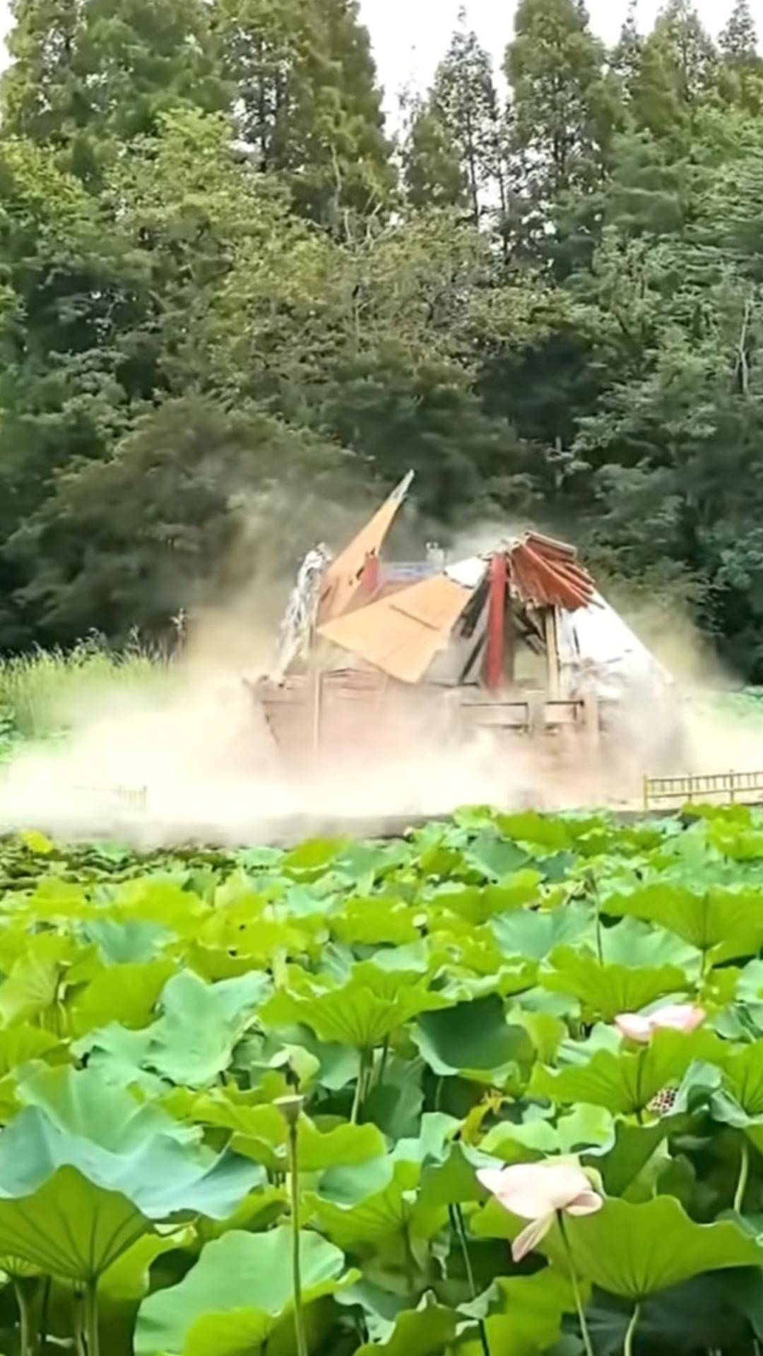 青岛中山公园一凉亭突然倒塌：一年前刚完成修缮<strong></p>
<p>库存原油</strong>，园方称无伤亡原因待查