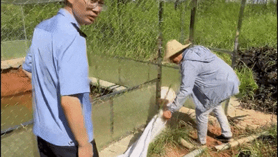 安徽一钓鱼佬钓到一条1米长20斤的“大鱼”<strong></p>
<p>库存原油</strong>，赶紧送到派出所，民警：放生！