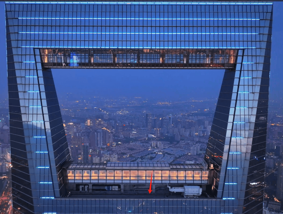 上海环球金融中心楼顶无人机对撞！对话管理方：9年已坠95架<strong></p>
<p>原油提炼设备</strong>，楼顶“风洞”成黑飞重灾区！