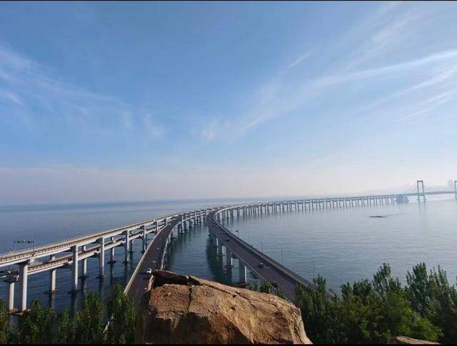 大连一跨海大桥观景台有游客翻栏杆踩空心造景石拍照<strong></p>
<p>原油提炼设备</strong>，当地回应