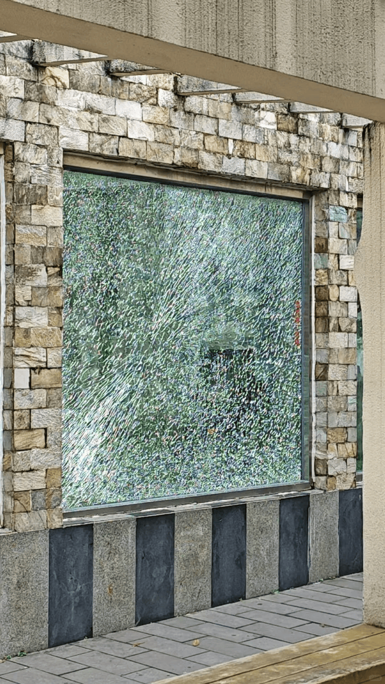 成都动物园山魈“暴走”用石头砸碎馆舍玻璃<strong></p>
<p>伊朗原油产量</strong>，园方：属实，将评估是否移除小石头