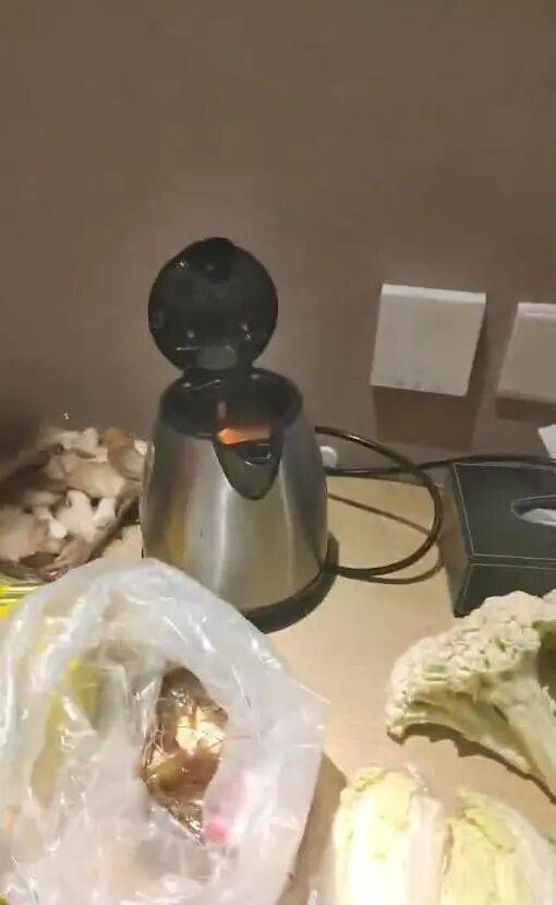 男子发视频“炫耀”用客房水壶煮火锅<strong></p>
<p>伊朗原油产量</strong>，当事酒店回应