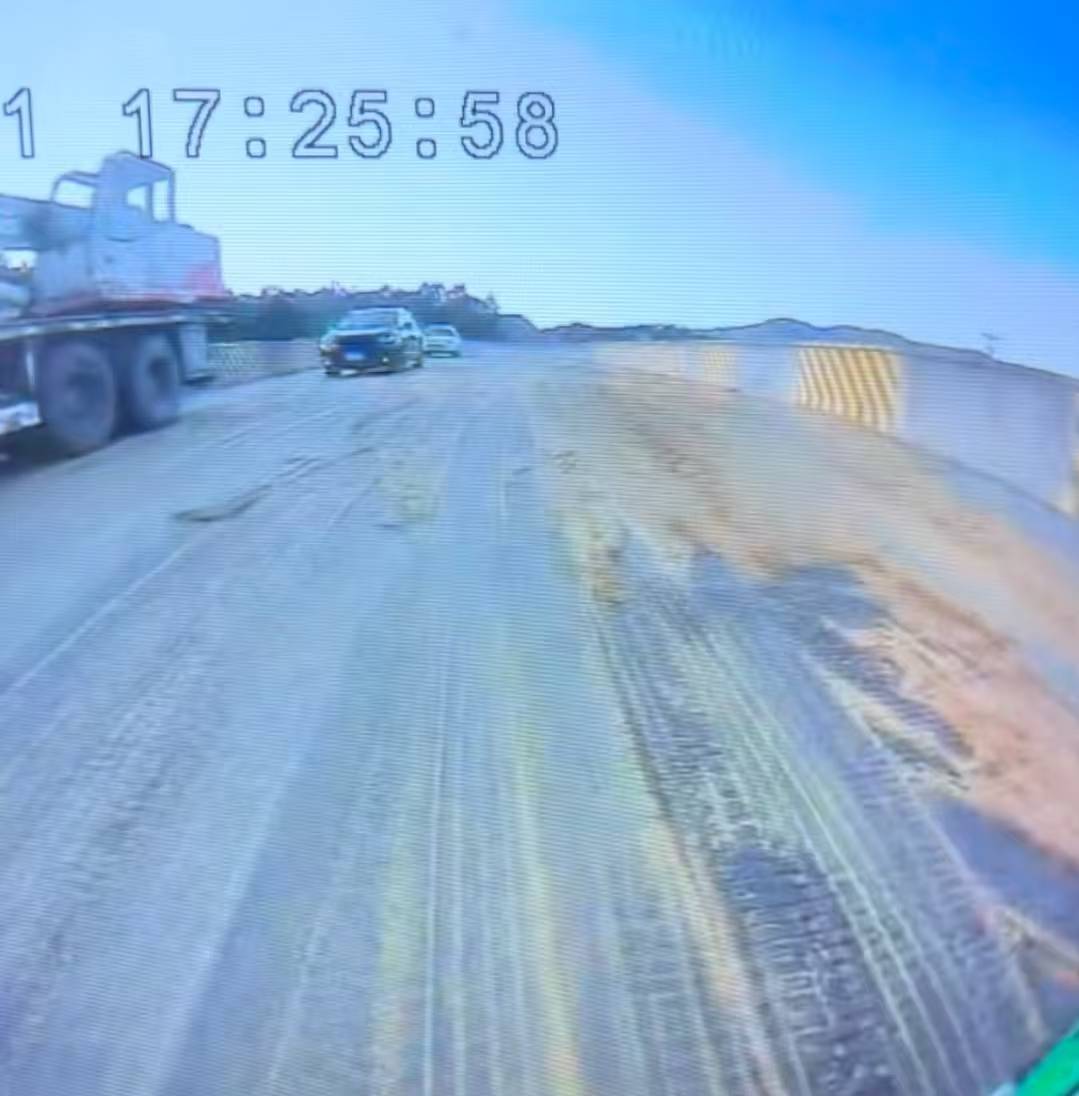 “经过的无一幸免！”多名车主在汕头一高速口附近遇黄色污物<strong></p>
<p>原油软件下载</strong>，洗车店主：店都臭了