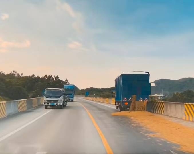 “经过的无一幸免！”多名车主在汕头一高速口附近遇黄色污物<strong></p>
<p>原油软件下载</strong>，洗车店主：店都臭了