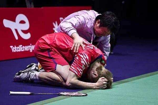 祝贺！石宇奇2比1逆转昆拉武特<strong></p>
<p>原油软件下载</strong>，获得羽毛球世锦赛男单冠军！