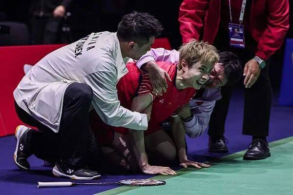 祝贺！石宇奇2比1逆转昆拉武特<strong></p>
<p>原油软件下载</strong>，获得羽毛球世锦赛男单冠军！