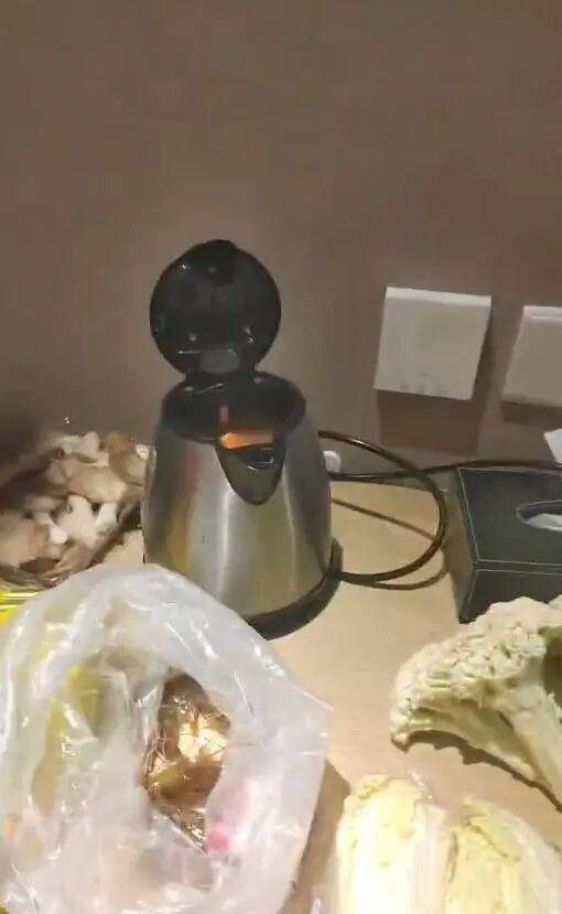 男子在澳门某酒店用水壶煮火锅<strong></p>
<p>原油软件下载</strong>，负责人：会警告，若损坏需照价赔偿