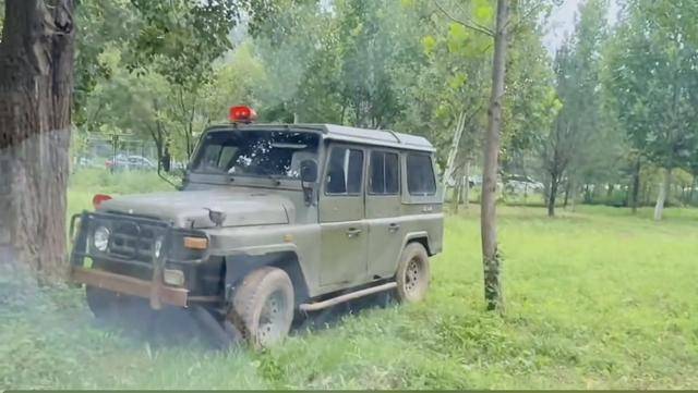 惊险！野生动物园内<strong></p>
<p>原油软件下载</strong>，两车剐蹭，车主下车沟通老虎一旁围观