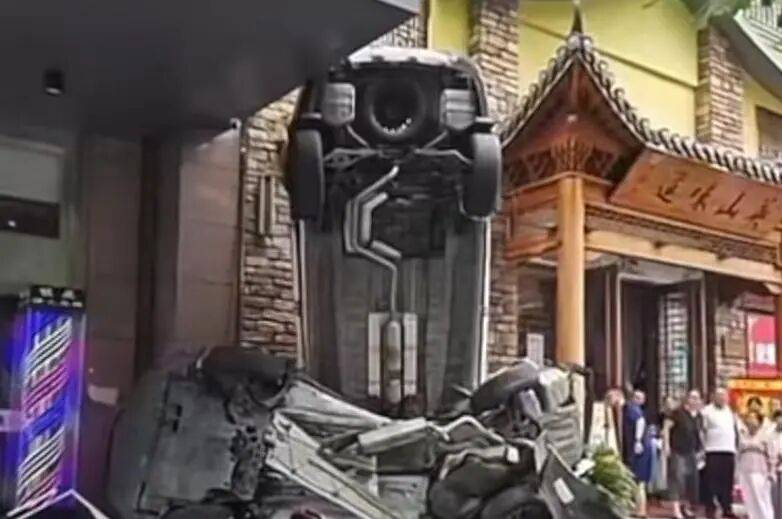 车辆失控驶入路边停车位致1死2伤<strong></p>
<p>原油软件下载</strong>，警方通报