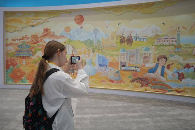 上合天津峰会22米巨幅壁画火出圈<strong></p>
<p>原油期货开户流程</strong>，这些中外元素你认出几个？