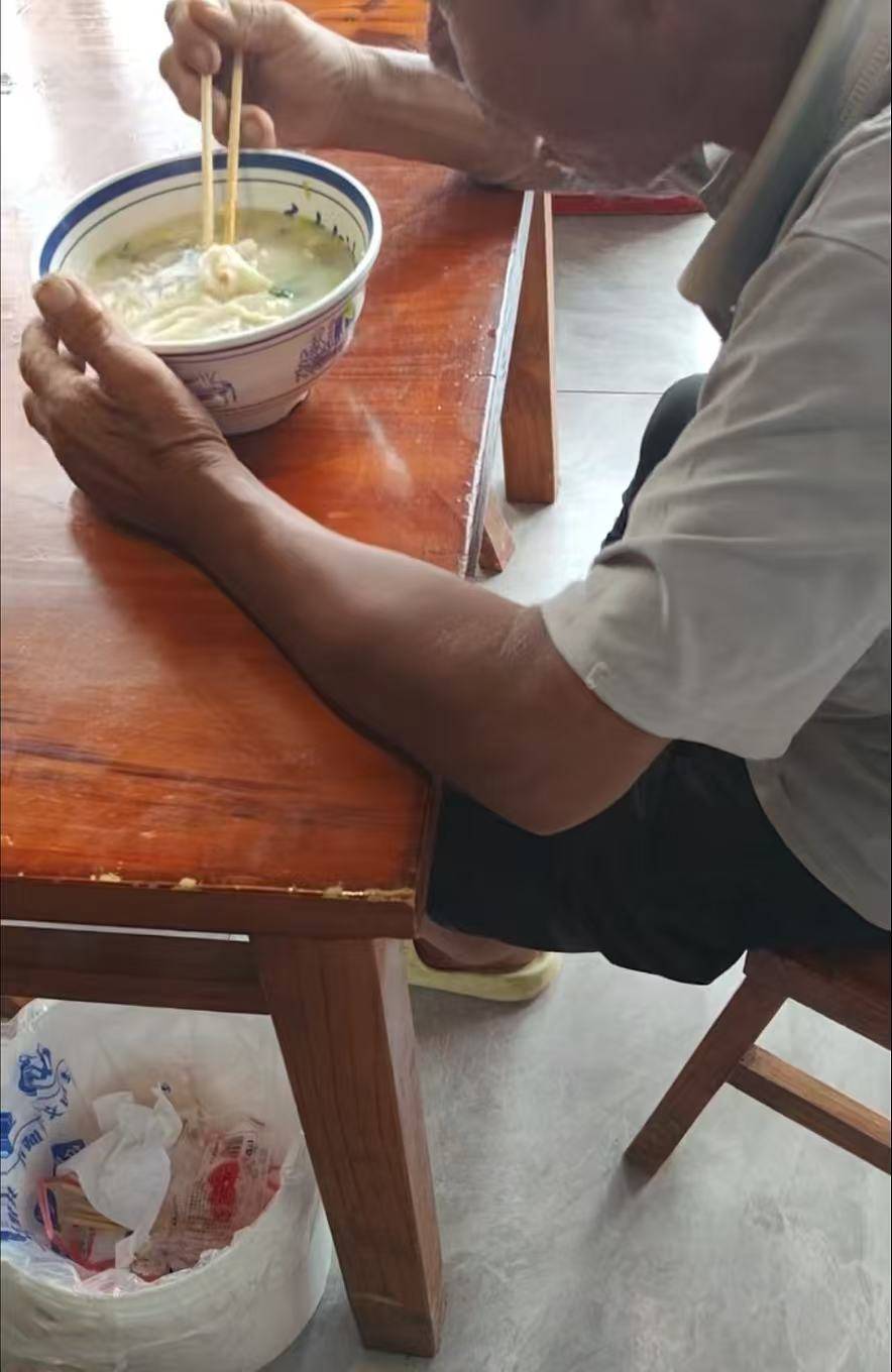 店门口大爷竹筐卖不动<strong></p>
<p>原油后期走势</strong>，河南周口面馆老板暖心发视频帮卖，网友隔空下单：我出钱你送人