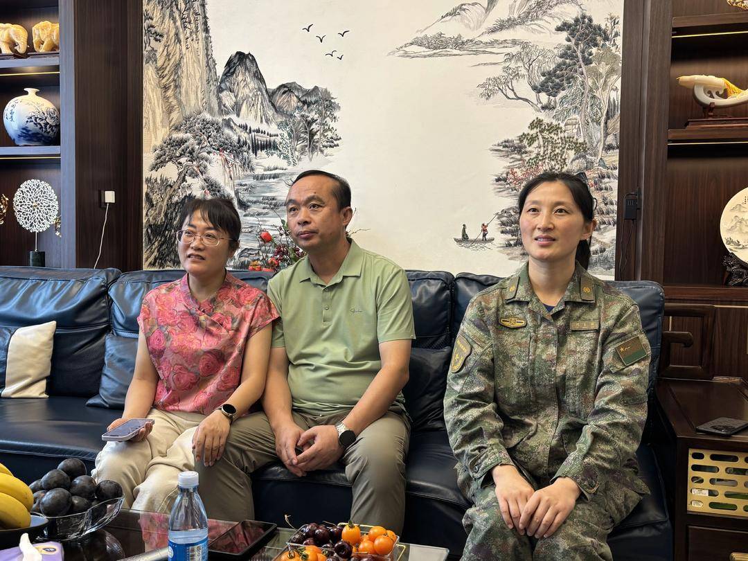 抗战胜利80周年大阅兵民兵方阵<strong></p>
<p>原油后期走势</strong>，有两名女生来自无锡地区