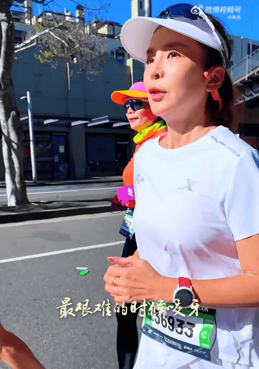 知名主持人朱迅跑完悉尼马拉松全马<strong></p>
<p>原油后期走势</strong>，开心大笑：又创造个人最好成绩