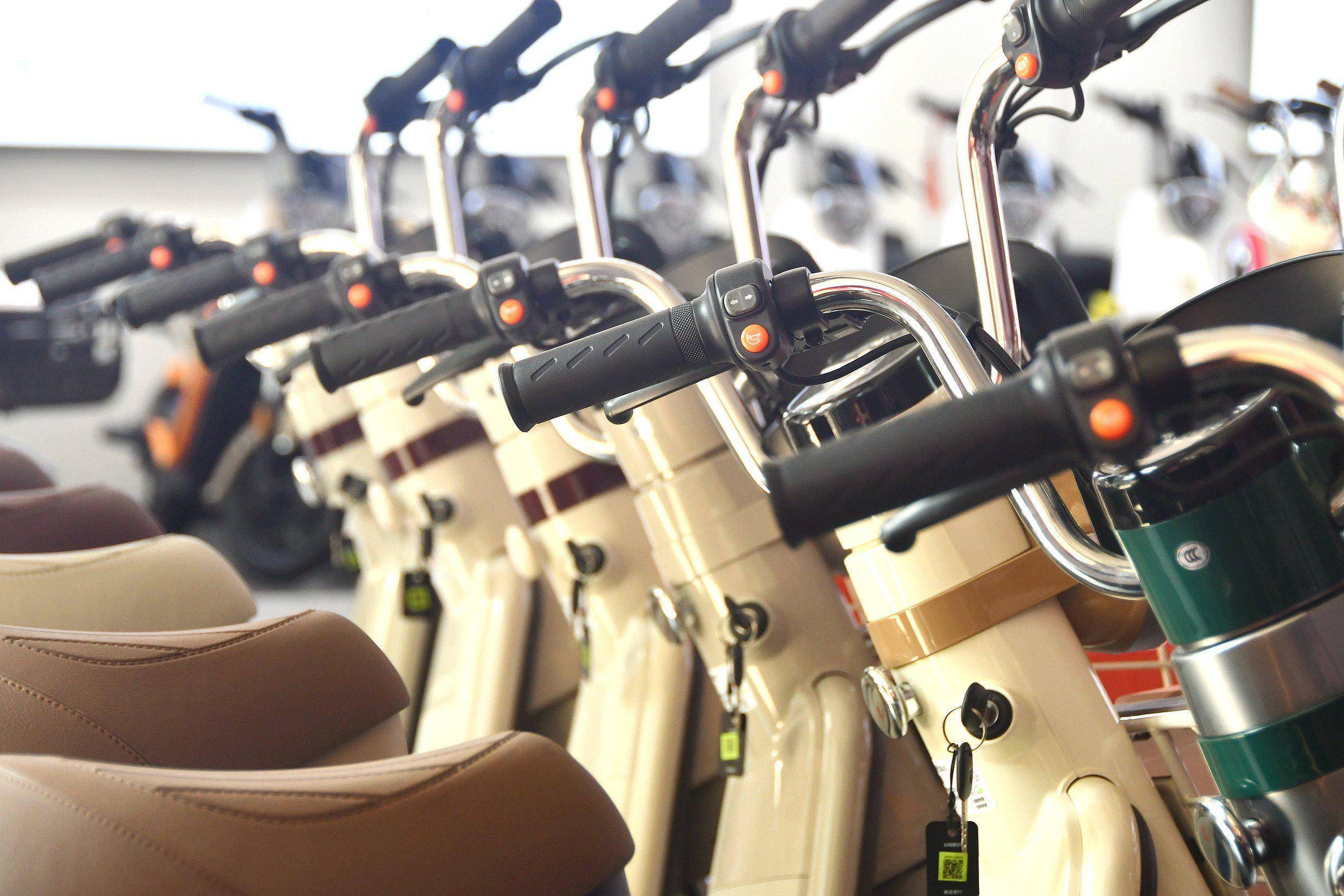 “小电驴”新国标落地72小时：多车厂停工切换<strong></p>
<p>原油一桶多重</strong>，有老牌注塑厂称正停产等订单