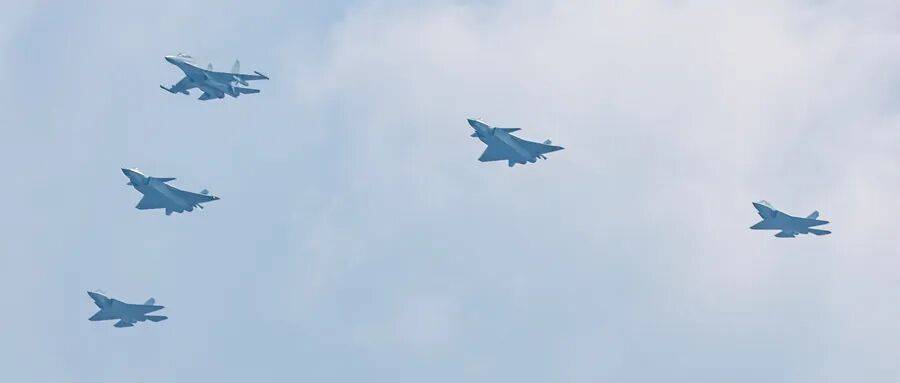 歼-20S亮相背后<strong></p>
<p>原油一桶多重</strong>，成都这个地方有多“硬核”？