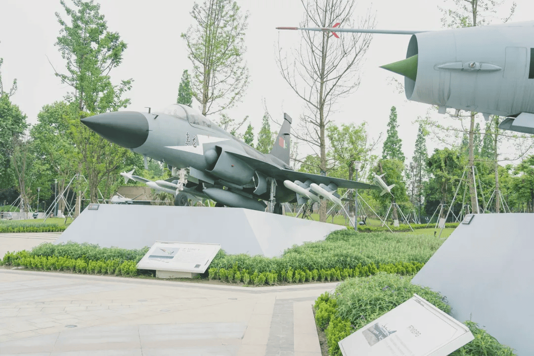 歼-20S亮相背后<strong></p>
<p>原油一桶多重</strong>，成都这个地方有多“硬核”？