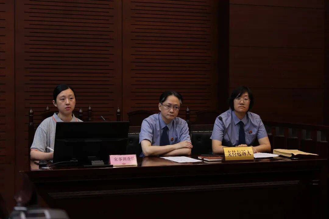 母亲病逝<strong></p>
<p>原油一桶多重</strong>，生父不明，留下一双女儿谁来监护？八旬外祖父诉至法院：我来！