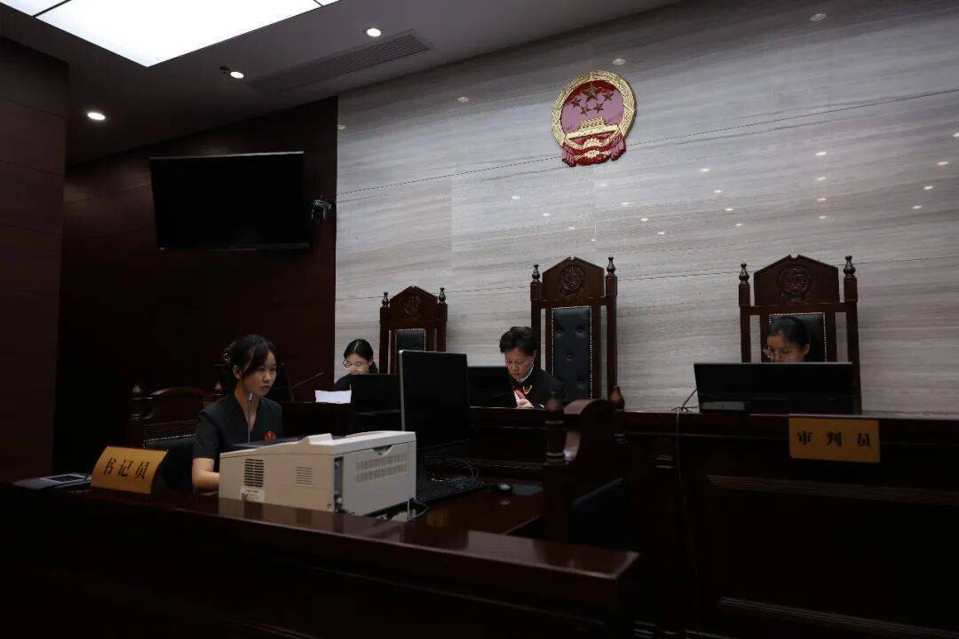 母亲病逝<strong></p>
<p>原油一桶多重</strong>，生父不明，留下一双女儿谁来监护？八旬外祖父诉至法院：我来！