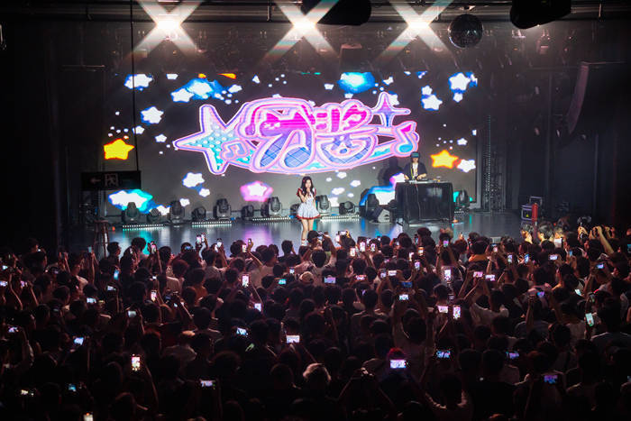 明星不够用了<strong></p>
<p>原油一桶多重</strong>，网红“接管”演唱会