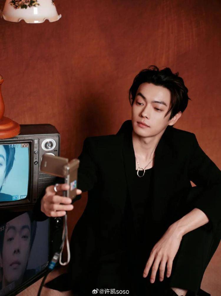 演员许凯被曝长期聚众赌博<strong></p>
<p>一桶原油多重</strong>，一年金额高达百万？警方：已关注此事