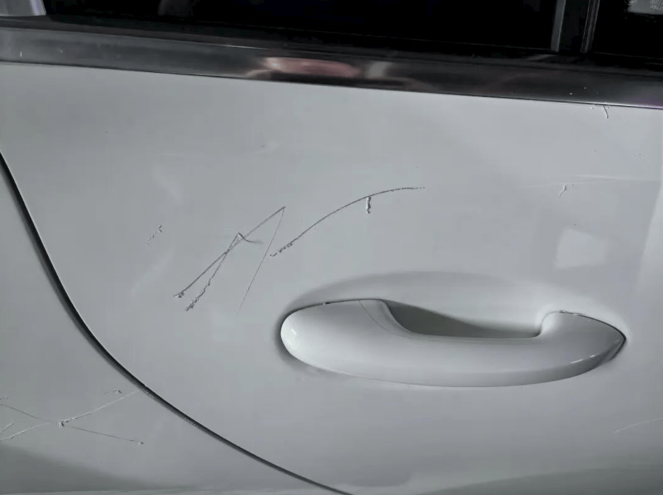 女子用铁片将邻居奔驰车划开数个口子<strong></p>
<p>一桶原油多重</strong>，被采取刑事强制措施 双方曾因车门磕碰发生口角