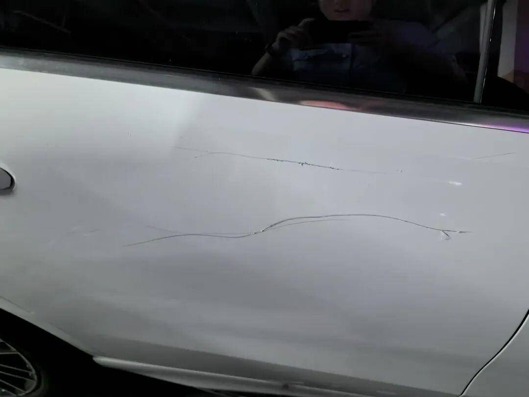 女子用铁片将邻居奔驰车划开数个口子<strong></p>
<p>一桶原油多重</strong>，被采取刑事强制措施 双方曾因车门磕碰发生口角