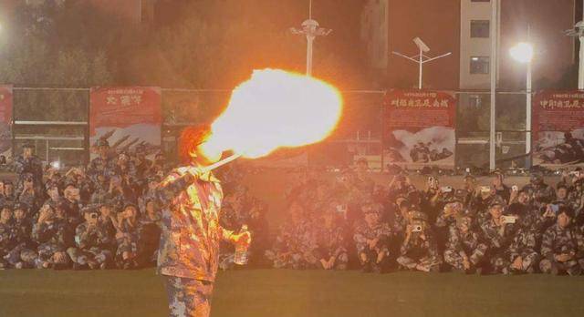 兰州大学军训期间大一女生表演川剧吐火<strong></p>
<p>一桶原油多重</strong>，校方：学生来自东北，因个人爱好自学