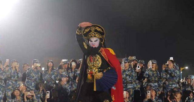 兰州大学军训期间大一女生表演川剧吐火<strong></p>
<p>一桶原油多重</strong>，校方：学生来自东北，因个人爱好自学