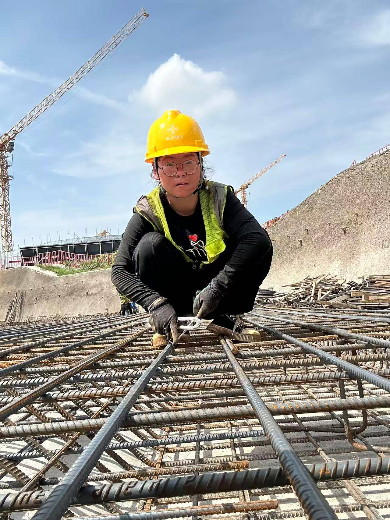 00后女孩工地绑钢筋5年成家里经济支柱：汗水流进眼睛特别疼<strong></p>
<p>今日原油期货行情</strong>，工友让我干轻松的活