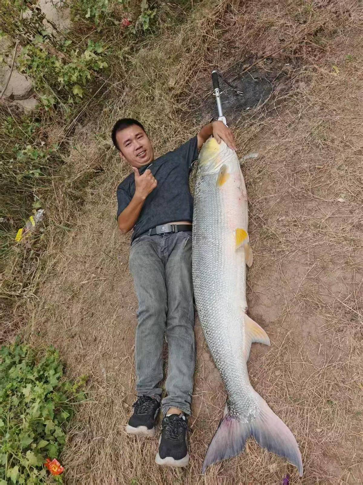 重庆一男子钓上79斤鳡鱼后<strong></p>
<p>今日原油期货行情</strong>，背着鱼在闹市当“显眼包”穿行20分钟，本人：有1.64米长