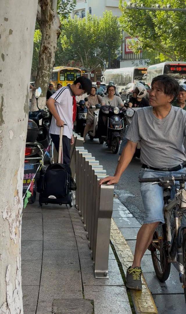 事发上海校门口！学生上学像闯关：夹缝中慢慢腾挪<strong></p>
<p>今日原油期货行情</strong>，与非机动车迎面对冲…家长担忧：何时是头