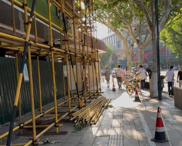 事发上海校门口！学生上学像闯关：夹缝中慢慢腾挪<strong></p>
<p>今日原油期货行情</strong>，与非机动车迎面对冲…家长担忧：何时是头