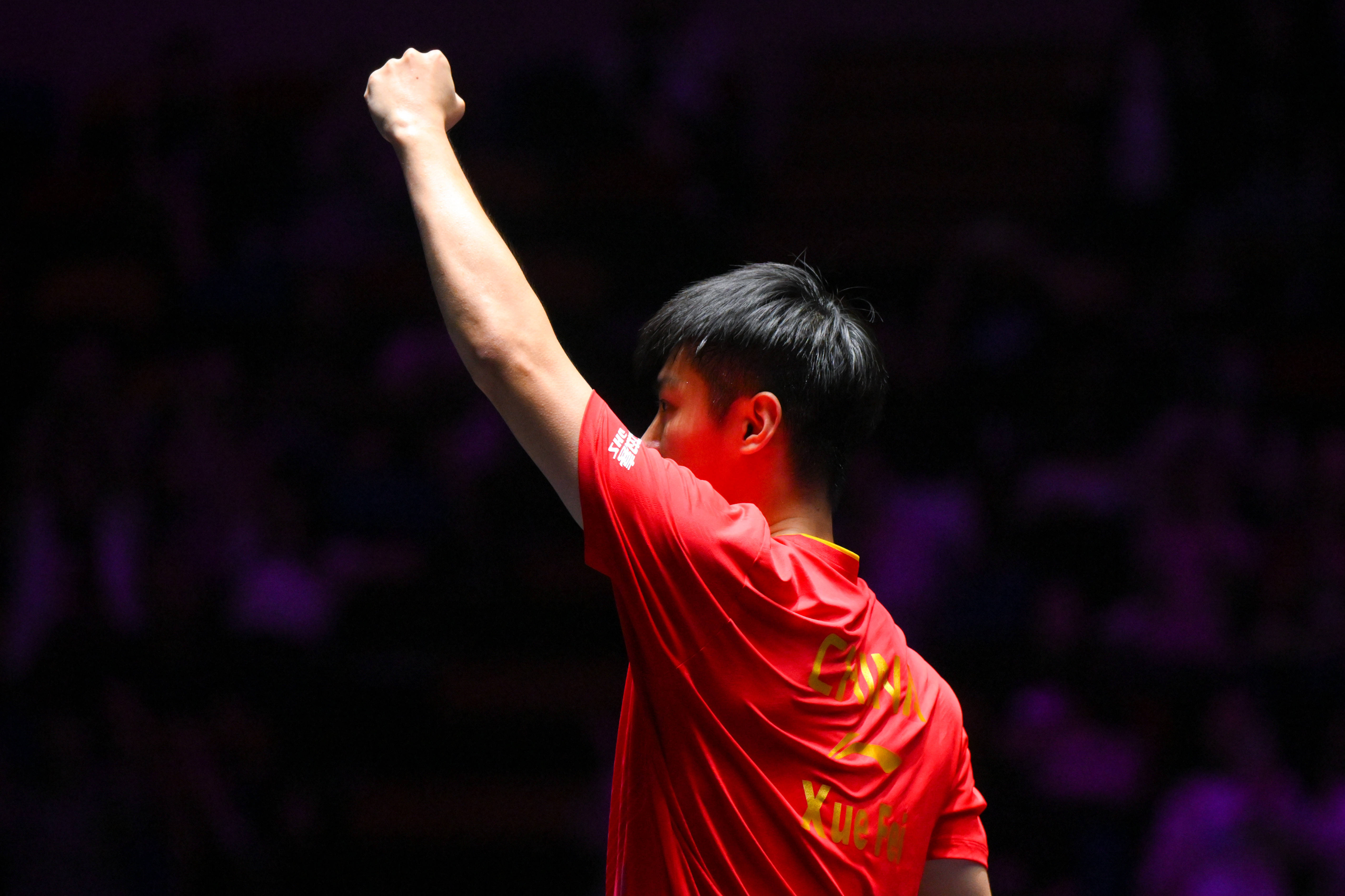 （体育）乒乓球——WTT澳门冠军赛：薛飞淘汰张本智和 晋级男单16强