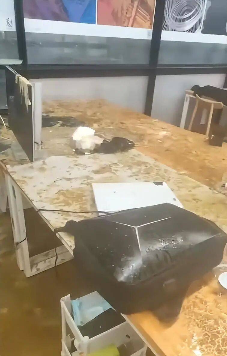 浙江杭州一女生教室正做作业<strong></p>
<p>今日原油期货行情</strong>，头顶管道破裂被污水淋头，情绪崩溃大哭，中国美院良渚校区：眼镜堵塞管道致泄漏，女生已得到安抚