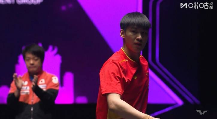 一轮游！张本智和0比3不敌薛飞，日本男乒全部出局，现场观众大喊“张本智和医疗暂停”