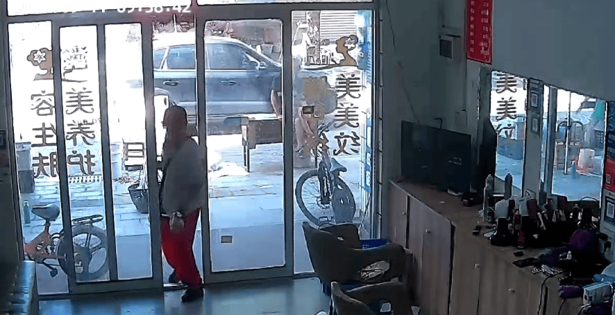 浙江一店主允许大妈门口摆摊<strong></p>
<p>北海布伦特原油</strong>，时常被大妈“投喂”蔬果：每次收摊时，都打扫得干干净净