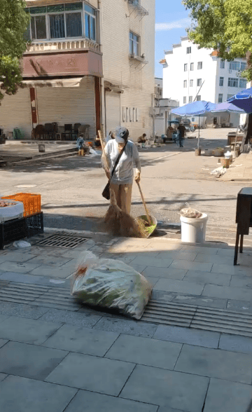 浙江一店主允许大妈门口摆摊<strong></p>
<p>北海布伦特原油</strong>，时常被大妈“投喂”蔬果：每次收摊时，都打扫得干干净净