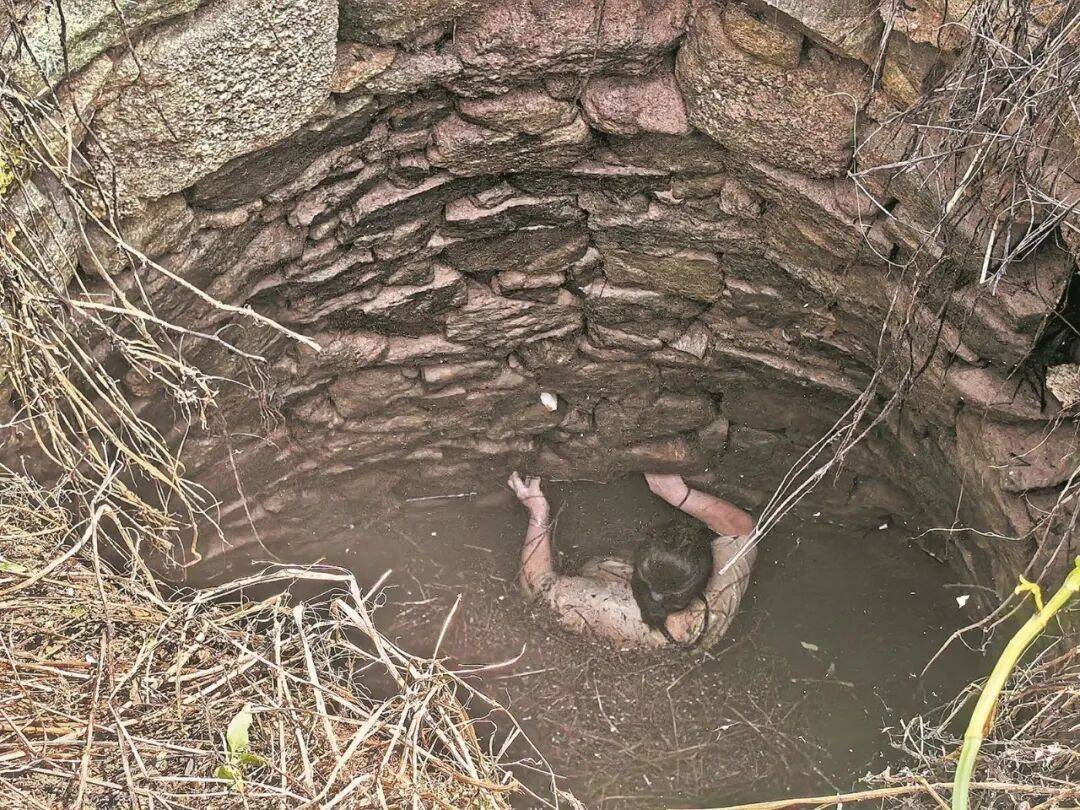 泉州坠井女子“54小时噩梦”：几条蛇爬身上<strong></p>
<p>黄金</strong>，双侧肋骨骨折！绝望时靠一个信念坚持活下来……